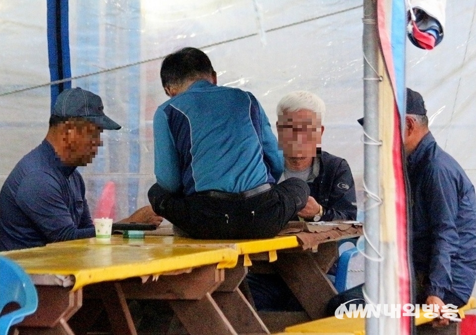 가게에 손님이 없자, 상인들은 삼사오오 모여 화투 놀이를 하면서 하루를 보낸다. (사진=내외방송 정수남 기자)