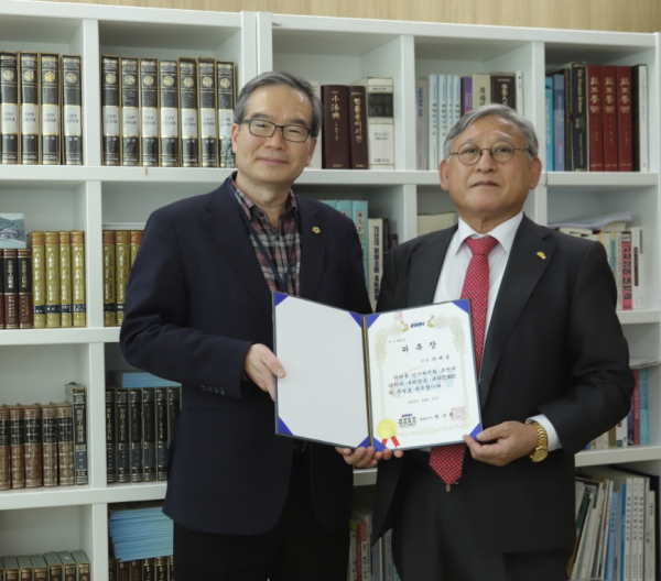 박해봉 주필(왼쪽)과 최수환 회장이 19일 내외방송 사옥에서 위촉식을 갖고 있다.(사진=곽용귀 기자)