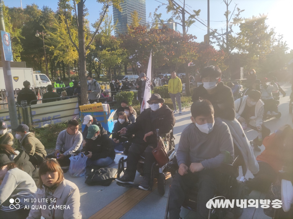 한국장애인자립생활센터협의회가 19일 오후 서울 영등포구 국회의사당역과 KDB산업은행 본점을 잇는 도로에서 장애인 활동과 개인별 지원 체계 등을 보장하라는 결의대회를 열고 있다.2022.10.19.(사진=김승섭 기자)