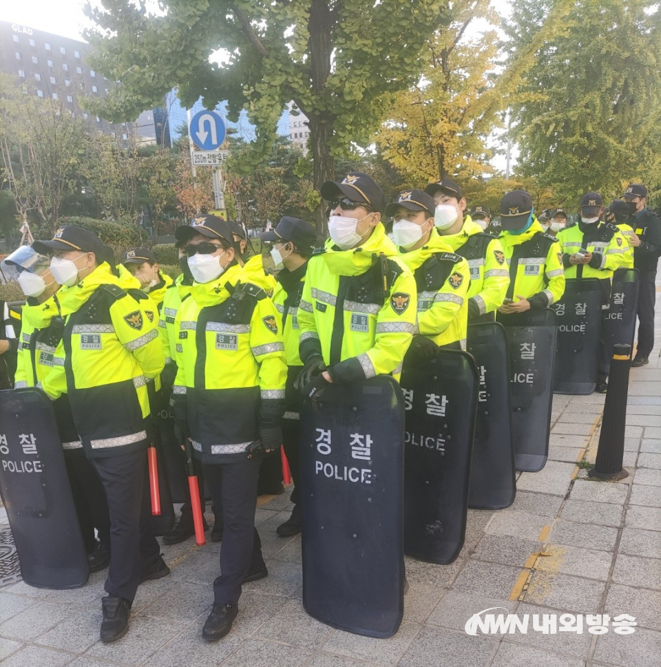 서울 영등포구 경찰들이 결의대회 진행 시 발생할 수 있는 안전사고에 대비해 현장에서 대기하고 있다.2022.10.19.(사진=김승섭 기자)