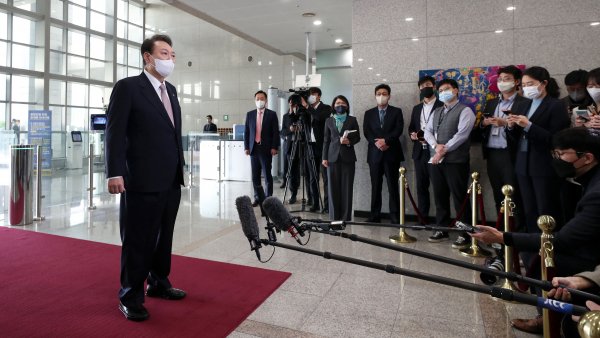 윤석열 대통령이 28일 서울 용산 대통령실에 출근하면서 기자들과 문답을 하고 있다.(사진=연합뉴스)