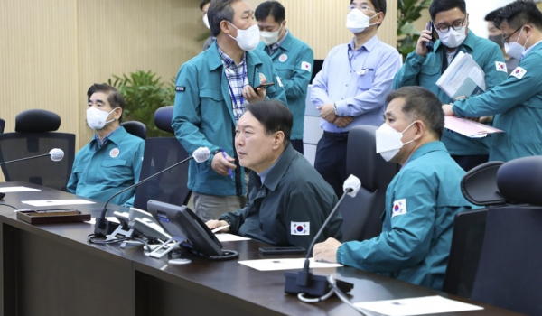 지난 29일 밤 발생한 서울 이태원 할러윈 데이 참사로 백수십명이 숨지고 다친 윤석열 대통령이 30일 새벽 정부서울청사에서 중앙재해대책본부회의를 주재하고 있다.(사진=연합뉴스)