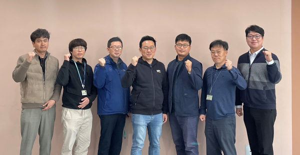 정종규(가운데), 전상진(가운데오른쪽) (주)이래에이엠에스 선임연구원과 DGIST 디지털제조혁신업단 및 연구진.(사진=DGIST)