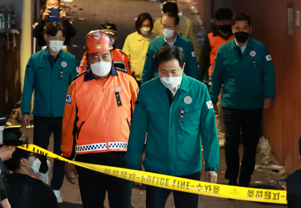 오세훈 서울시장이 지난달 30일 오후 서울 용산구 이태원동 '핼러윈 인파' 압사 사고 현장을 찾아 현장을 살핀 뒤 떠나고 있다.(사진=연합뉴스)