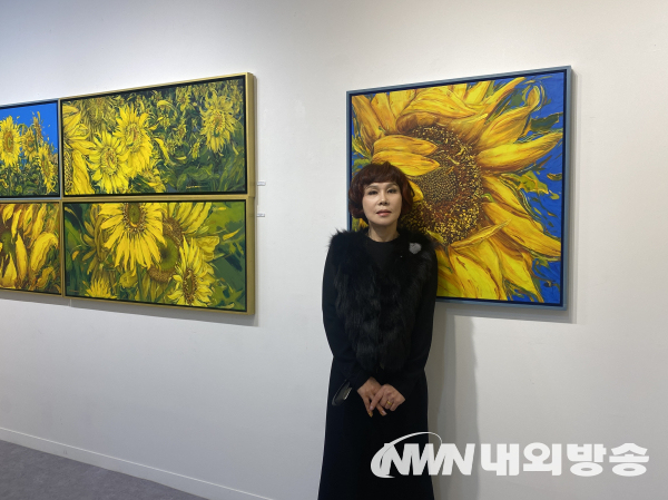 대표작 앞에 서있는 윤옥순 작가. 2022.11.09. (사진=박세정 기자)