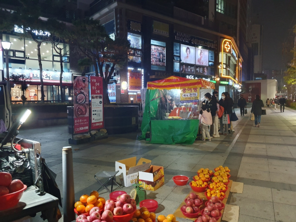 신도림역 1번출구를 나와 라마다 호텔 건너편에 자리한 붕어빵과 과일 노점.(사진=전기복 기자)