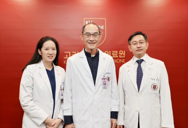 (왼쪽부터) 황나현 교수, Dr. Sanguan Kunaporn, 윤을식 안암병원장.(사진=안암병원)