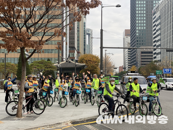 '학교 내 정치 중립, 학교 밖 정치 자유'를 요구하는 교육단체 회원과 교사들이 21일 오후 서울 광화문 광장에 집결, 국회 까지 캠페인을 벌이기 위해 출발하고 있다.(사진=박세정 기자)