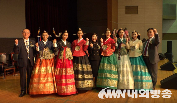 지난 23일 서울 중구 구민회관에서 열린 '서울중앙시장 재개발 추진위원회 사업설명회'에서 기념사진을 촬영하는 모습. 2022.11.23. (사진=정동주 사진전문 기자)