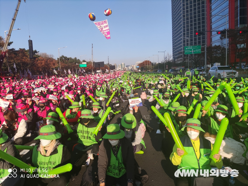 25일 총파업에 돌입한 전국학교비정규직연대회의 조합원들(사진=김승섭 기자)