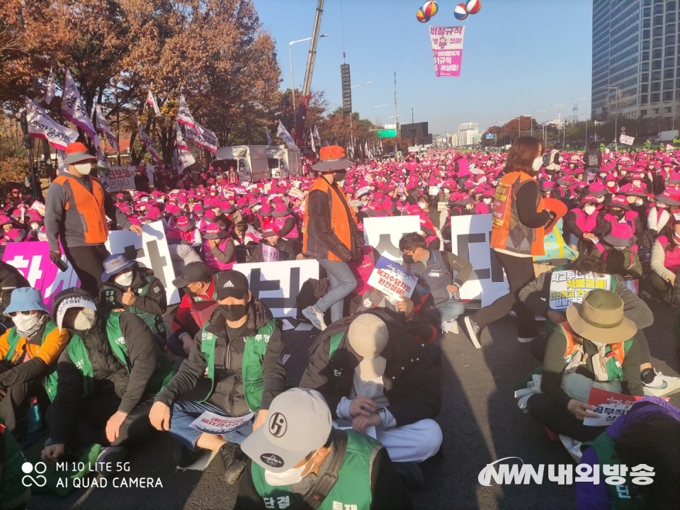 25일 총파업에 돌입한 전국학교비정규직연대회의 조합원들(사진=김승섭 기자)