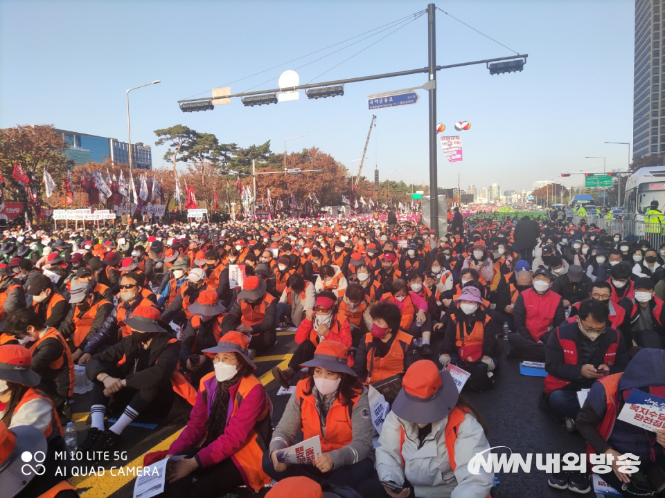 25일 총파업에 돌입한 전국학교비정규직연대회의 조합원들(사진=김승섭 기자)