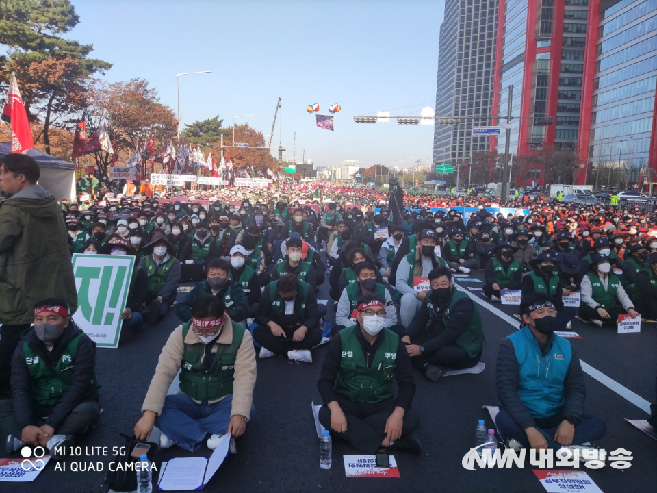 25일 총파업에 돌입한 전국학교비정규직연대회의 조합원들(사진=김승섭 기자)