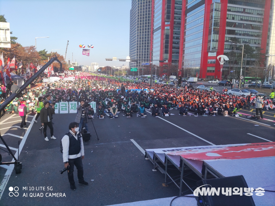 25일 총파업에 돌입한 전국학교비정규직연대회의 조합원들(사진=김승섭 기자)