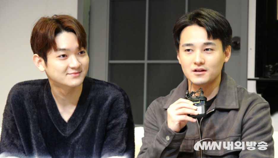 (왼쪽부터)연극 '추적'에서 마일로 역을 맡고 있는 박건우, 원덕현 배우.2022.12.01.(사진=박용환 기자)