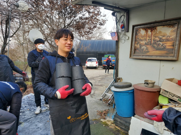 '캐셔레스트, 연말 사랑의 연탄 나눔 봉사로 따뜻한 이웃사랑 실천’.(사진=캐셔레스트)