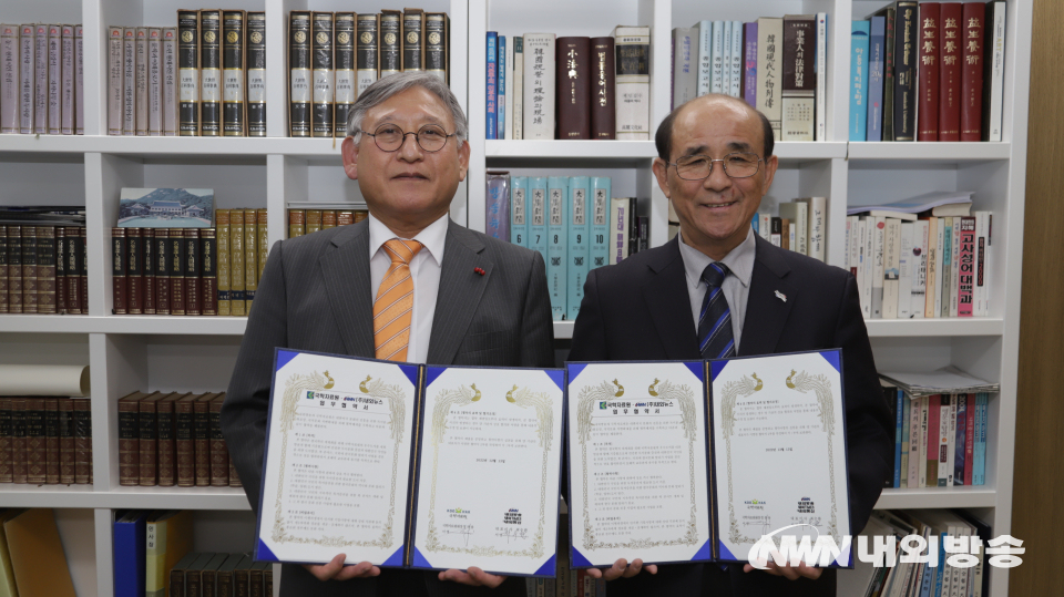 MOU 체결 후 기념사진. 최수환 내외방송 회장(좌), 정찬용 국학자료원장(우) (사진=박용환 기자)