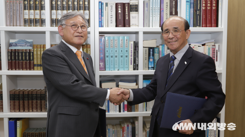 MOU 체결 후 기념사진. 최수환 내외방송 회장(좌), 정찬용 국학자료원장(우) (사진=박용환 기자)