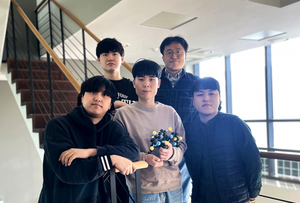박치영 DGIST 에너지공학과 교수(오른쪽 위)와 연구팀.(사진=DGIST)