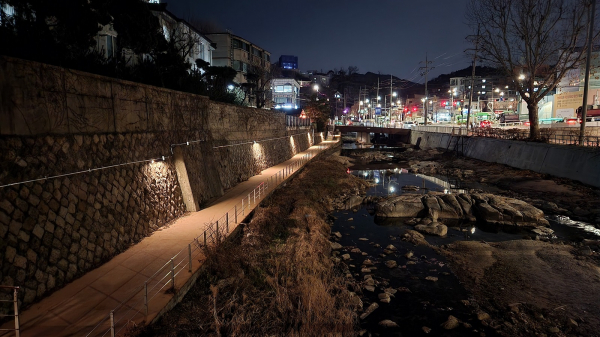 서울 종로구 홍제천~신영교가 연결돼 새로운 산책로가 만들어졌다.(사진=종로구청)