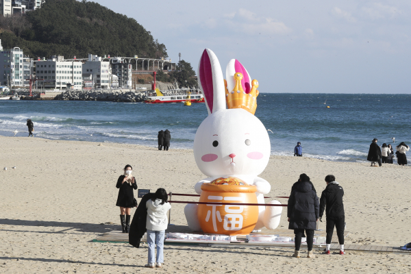 2023년 계묘년 토끼해를 앞두고 지난 22일 부산 해운대구 해운대해수욕장에 토끼 조형물이 설치된 모습. (사진=연합뉴스)