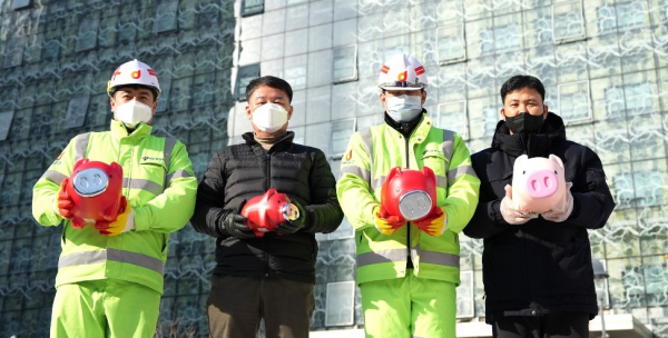 서울 중구청 환경공무관들이 '거리의 동전'을 모아 이웃에게 따뜻한 마음을 선물했다.(사진=중구청)