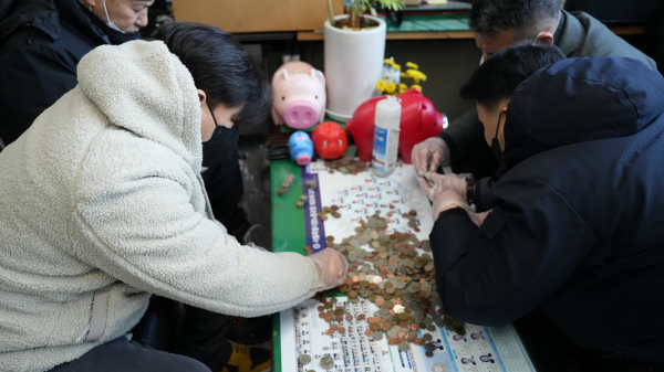 서울 중구청 환경공무관들이 '거리의 동전'을 모아 이웃에게 따뜻한 마음을 선물했다.(사진=중구청)