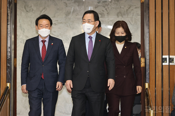 주호영 국민의힘 원내대표 등 당 지도부가 원내대책회의를 갖기 위해 회의실로 향하고 있다.(사진=국민의힘)