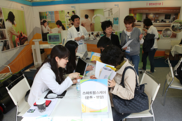 송파구보건소에서 '스마트헬스케어' 상담을 받는 구민의 모습. (사진=송파구)