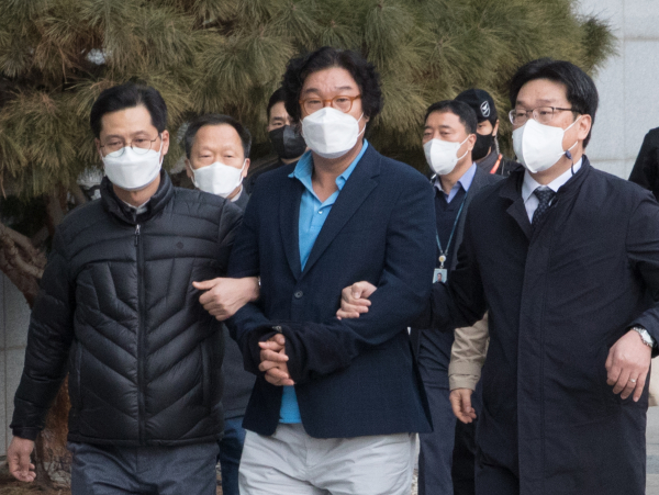 8개월간 도피 끝에 태국에서 붙잡힌 김성태 전 쌍방울그룹 회장이 17일 인천국제공항을 통해 입국, 호송차량으로 이동하고 있다.(사진=연합뉴스)
