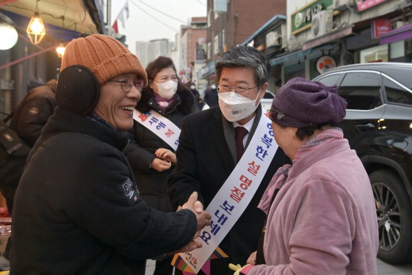 김길성 중구청장이 최근 전통시장을 격려 차 방문했다.(사진=중구청)