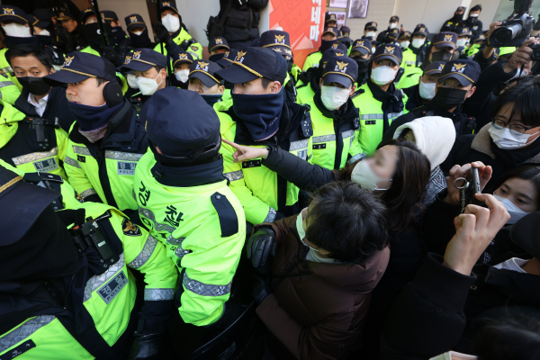 18일 오전 국정원 압수수색이 이루어지고 있는 서울 중구 전국민주노동조합총연맹(민주노총) 서울 사무실 앞에서 민주노총 관계자들이 진입을 시도하며 경찰에 항의하고 있다.(사진=연합뉴스)