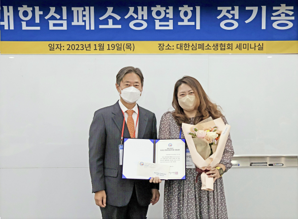 'Best Instructor'상을 수상한 이주연 이대목동병원 간호사(사진 우측).(사진=이대목동병원)