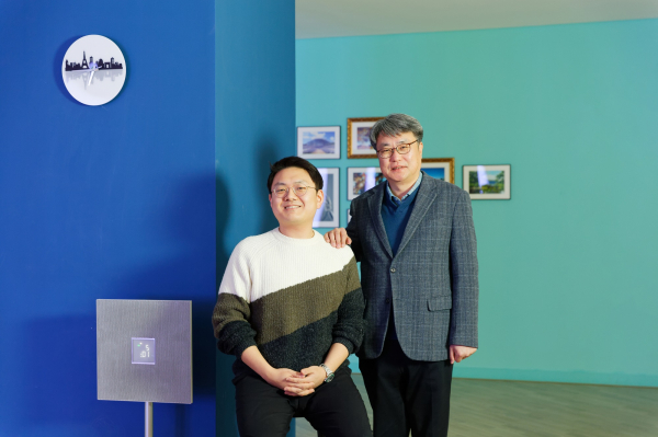 (왼쪽부터)정하일 UNIST 탄소중립대학원 박사와 송창근 교수.(사진=UNIST)