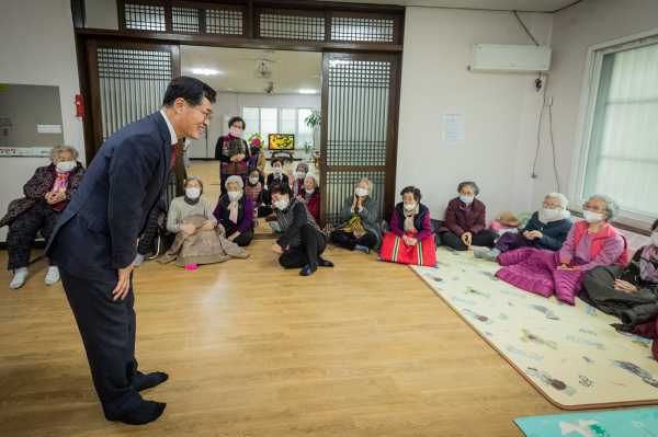 지난 1월 양천구의 한 경로당을 찾아 어르신께 인사드린 이기재 구청장의 모습. (사진=양천구)