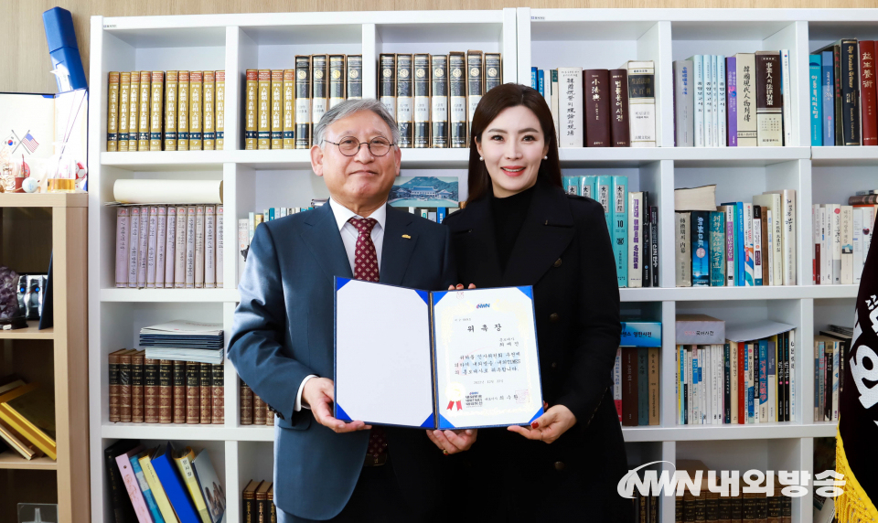 홍보대사로 위촉된 가수 최예진 씨(우)가 최수환 내외방송 대표이사(좌)와 기념사진을 촬영했다. (사진=박종찬 PD)