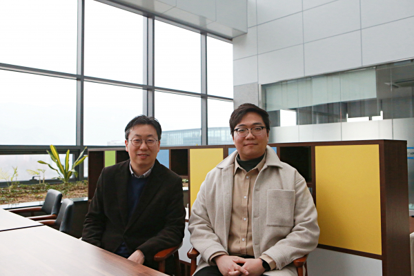 (왼쪽부터)이윤구 DGIST 에너지공학과 교수와 김종윤 석박사통합과정.(사진=DGIST)
