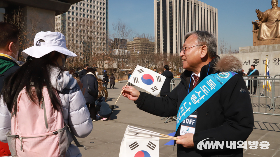 (사)독도수호연합회 최수환 대표회장이 광화문 세종대왕 동상 앞에서 시민들에게 태극기를 나눠주고 있다.(사진=정민수 기자)