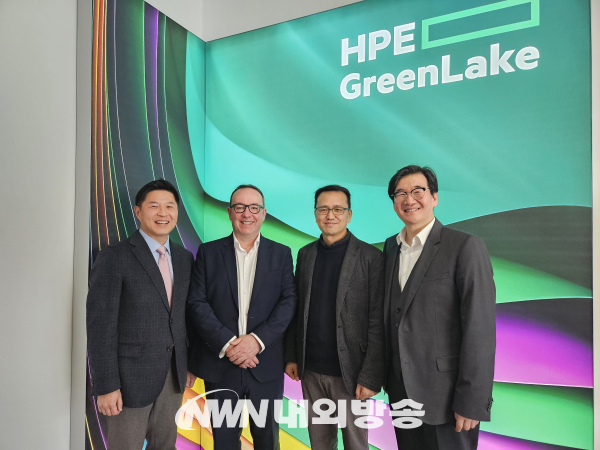 MWC 2023 현지 회의에 참석한 (오른쪽부터) LG유플러스 이상헌 NW선행개발담당, 김대희 NW인프라기술그룹장, HPE 톰 크레이그 통신기술그룹사업부총괄사장, 한국HPE 김태호 통신사업본부장이다.(사진제공=LG유플러스)