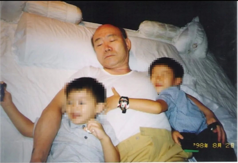 전두환 전 대통령이 손자들로 추정되는 아이들과 함께 누워있다.(사진=전모씨 인스타그램)