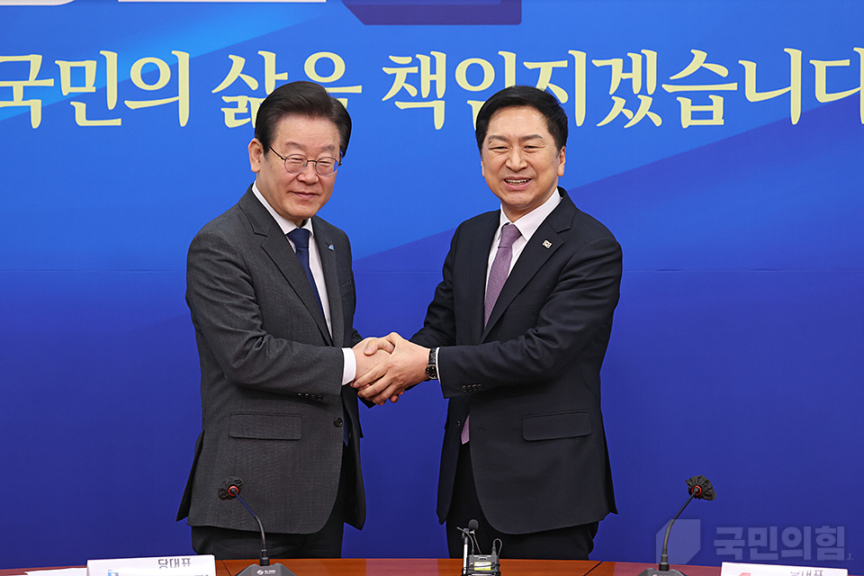 이재명 더불어민주당 대표(좌)를 예방한 김기현 국민의힘 대표(우) (사진=국민의힘)