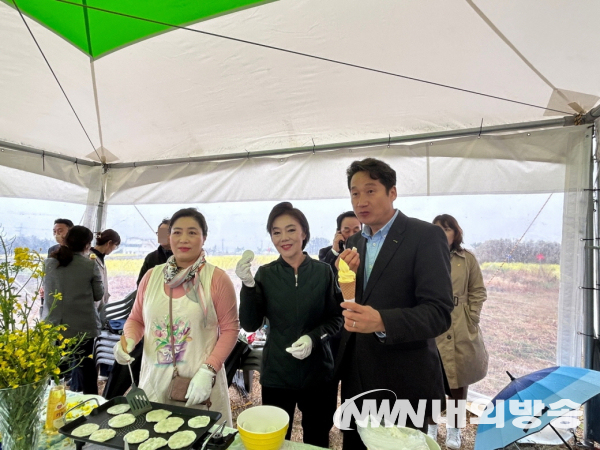 김남일 포항시 부시장이 23일 개장식에 참석해 유채 아이스크림을 비롯한 시식 체험을 하고 있다 (사진=포항시청)