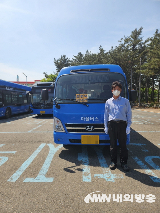 사진. 손재활 씨가 운행을 마치고 차고지에서 대기하고 있다. (사진=포항시청)