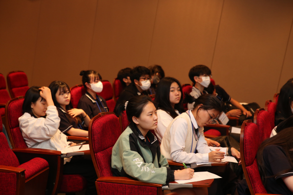 과학기술정책연구원은 지난 18일 세종 대성고등학교 1학년 학생 25명을 대상으로 '챗GPT와 미래사회'라는 주제로 진로체험 강연을 진행했다.(사진=과학기술정책연구원)