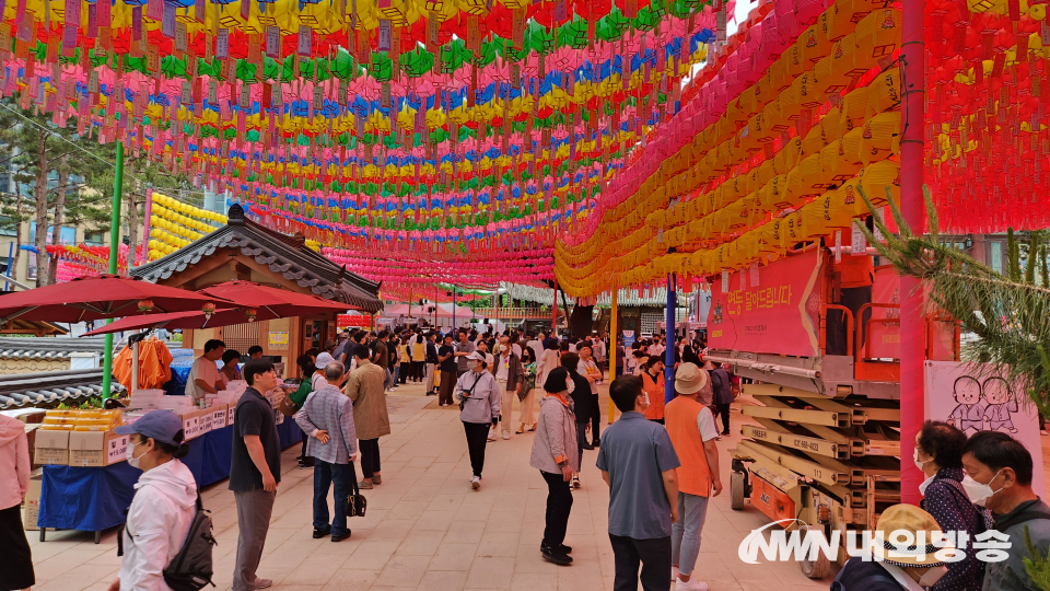 부처님 오신 날 서울 조계사에는 이른 시각부터 부처님의 탄생을 축하하려는 시민들과 관광객들로 북적였다.(사진=2023.05.27 정지원 기자)