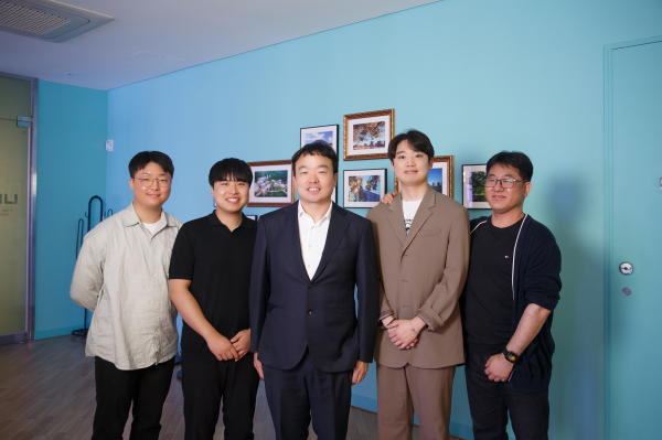 (왼쪽부터)이건우, 박진태 UNIST 에너지화학공학과 연구원,과 이동욱 교수, 황정욱, 백명진 연구원.(사진=UNIST)