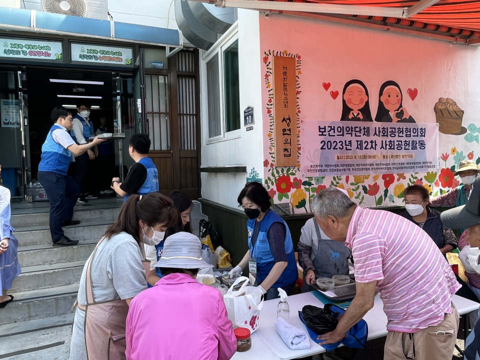 도시락 봉사를 진행 중인 사공협 관계자들(사진=보건의약단체 사회공헌협의회)