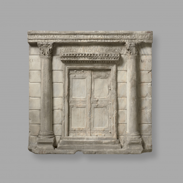 ‘하데스로 가는 문’을 새긴 묘비, 로마, 3세기, 튀르키예 마르마라 에레일리시 출토 대리석, 124.0 x 127.0 cm @Kunsthistorisches Museum Vienna