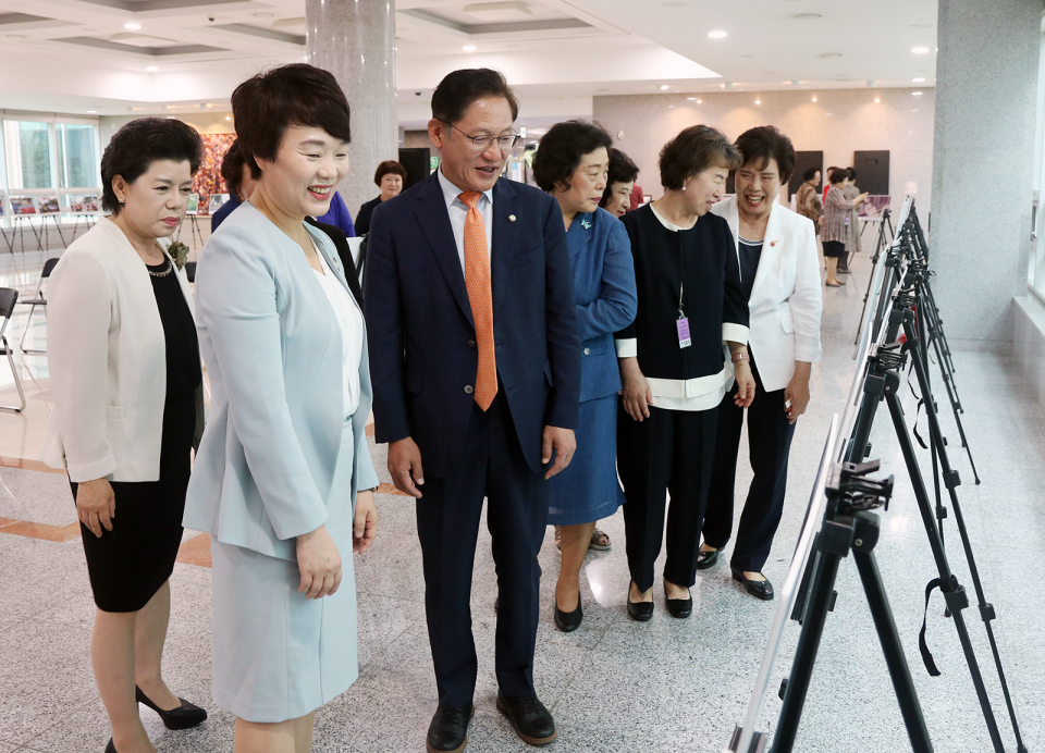 사진전을 관람하고 있는 모습(사진=대한간호조무사협회)