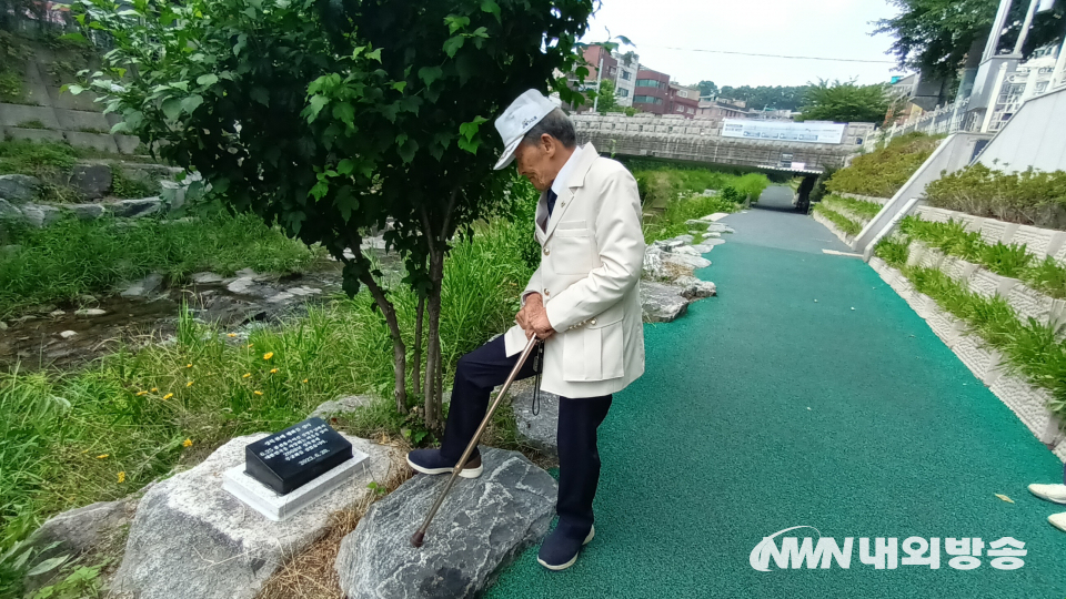 표지석을 바라보는 심영우 옹. (사진=2023.6.24 임동현 기자)